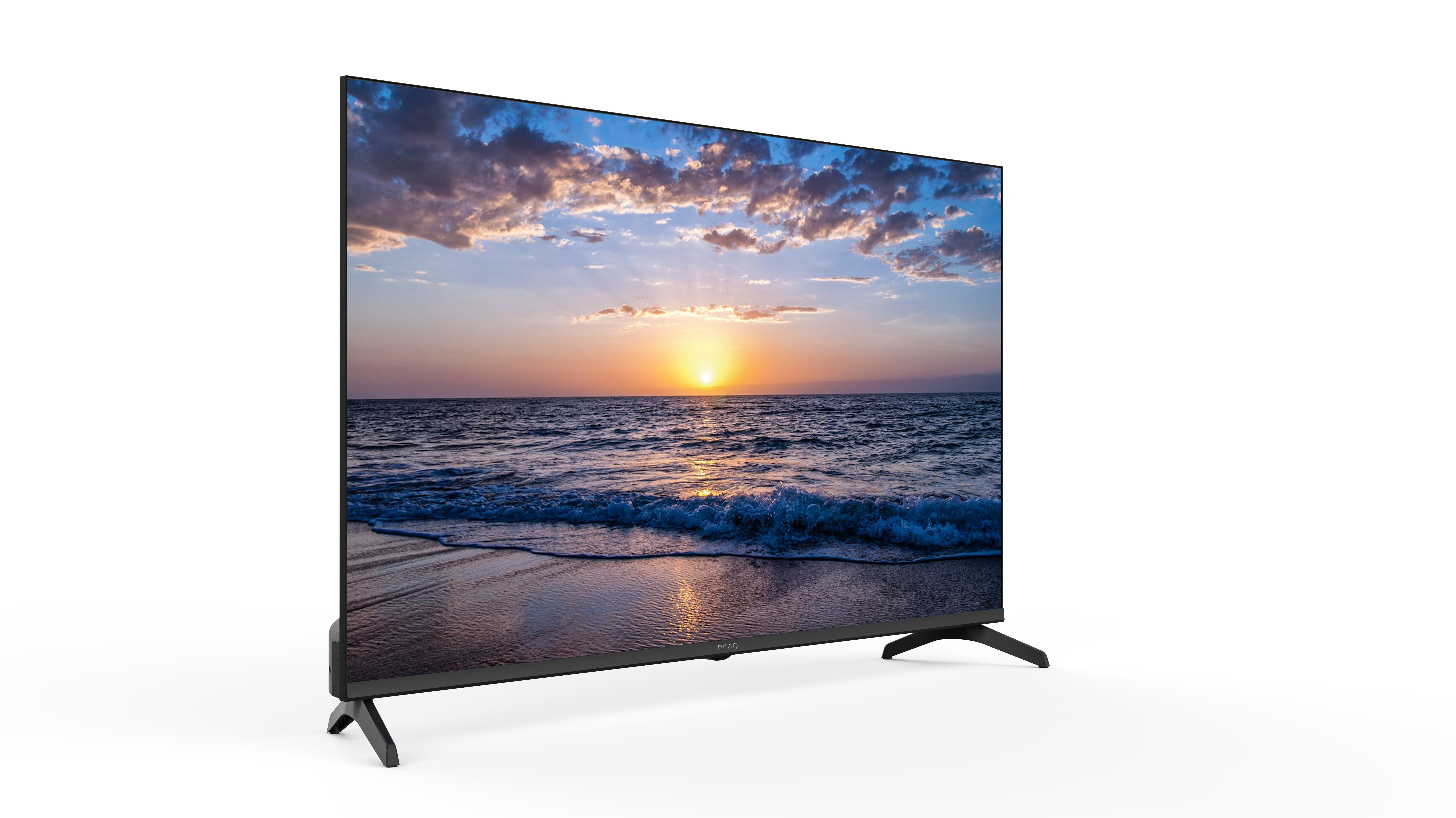 Ein Fernseher zeigt einen Sonnenuntergang über dem Meer. Der Fernseher ist schwarz, mit schwarzen Beinen, vor weißem Hintergrund.