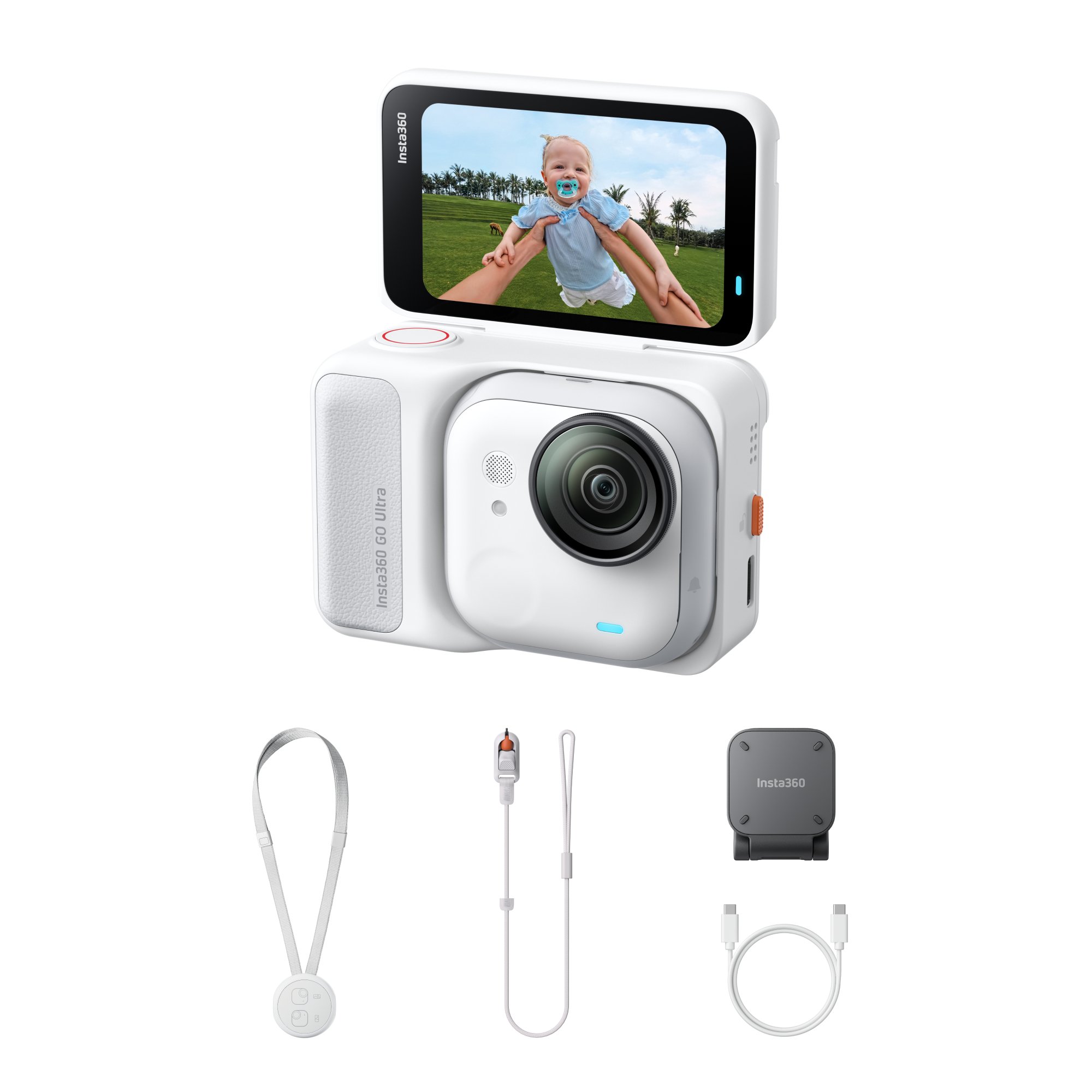 Weiße Insta360 GO Ultra Kamera mit Zubehör. Der Bildschirm zeigt ein hochgehaltenes Baby. Inklusive Riemen, Halterung und Ladekabel.