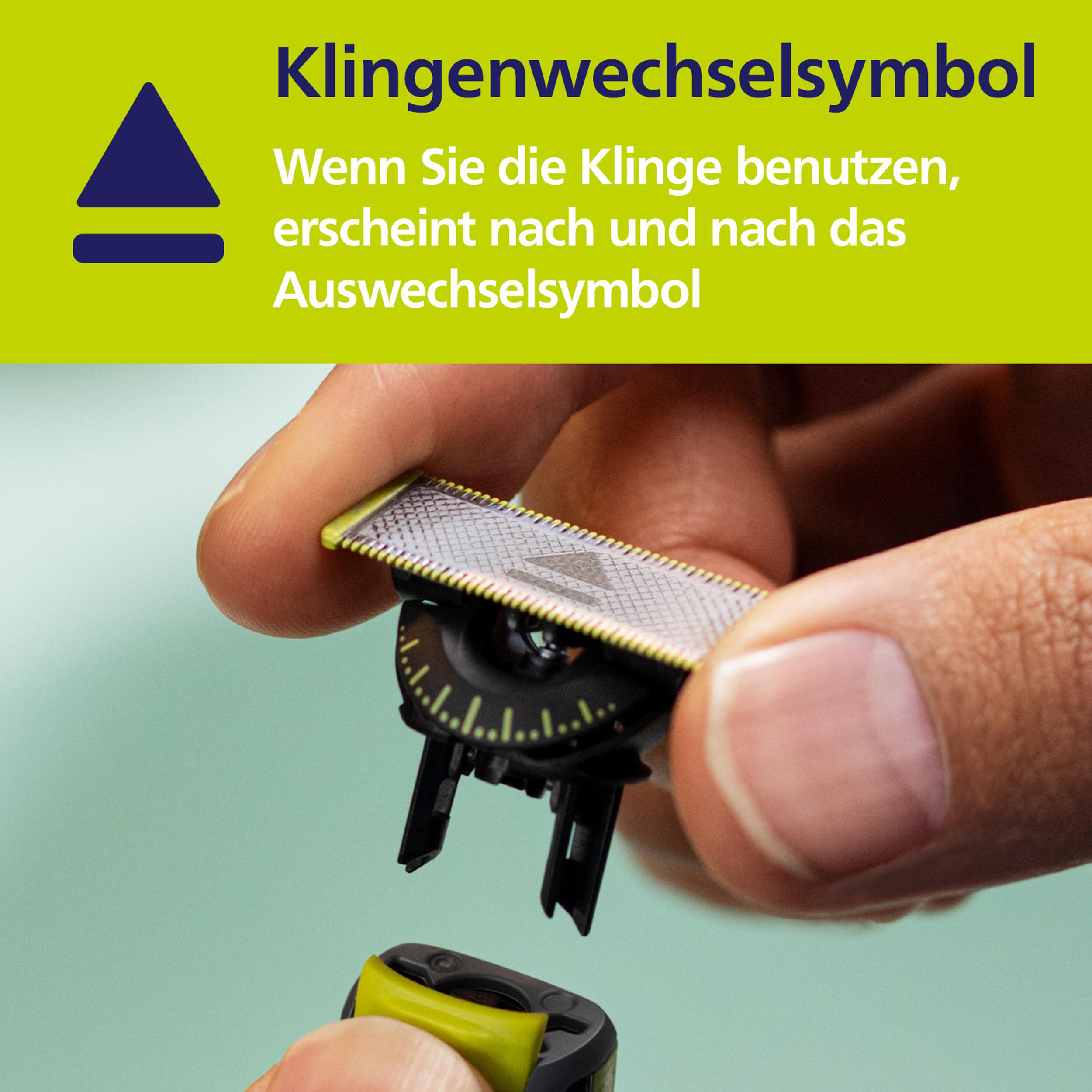 Eine Hand hält eine Rasierklinge. Grüne und schwarze Rasierteile sind sichtbar. Text auf Deutsch oben.