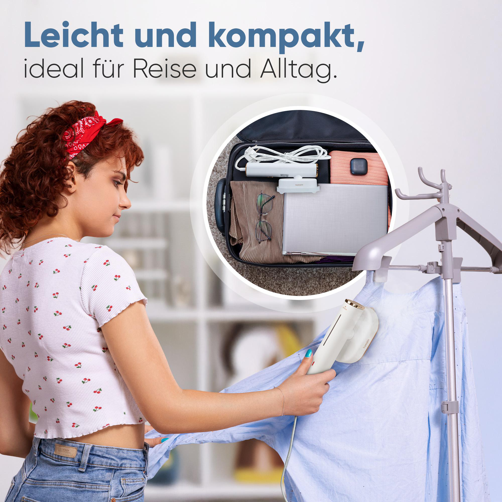 Eine Frau bügelt ein blaues Hemd mit einem weißen Handdampfer. Im Hintergrund ein Koffer mit Gegenständen.