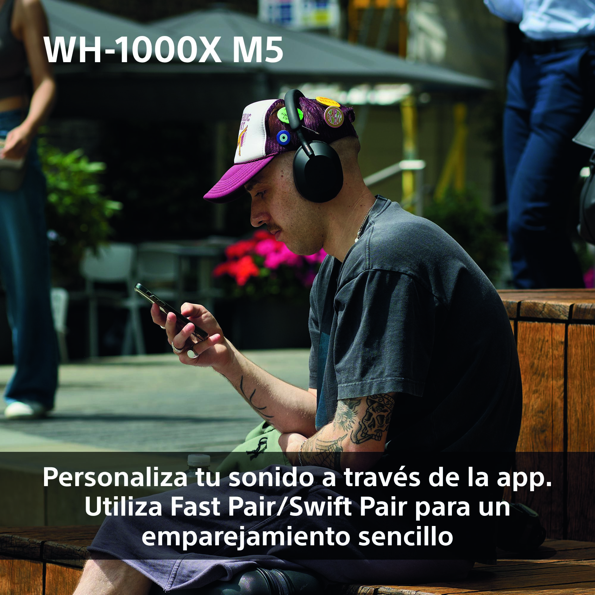 Un hombre con auriculares y gorra mira su teléfono. El texto dice: Personaliza tu sonido a través de la app, usa Fast Pair.