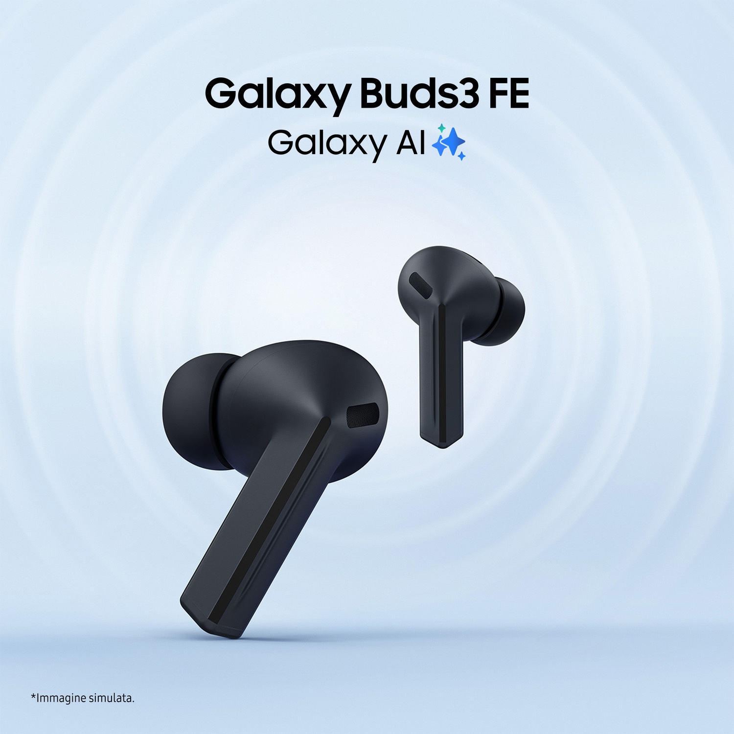 Due auricolari neri Galaxy Buds3 FE su sfondo azzurro chiaro. In alto il testo "Galaxy Buds3 FE Galaxy AI".