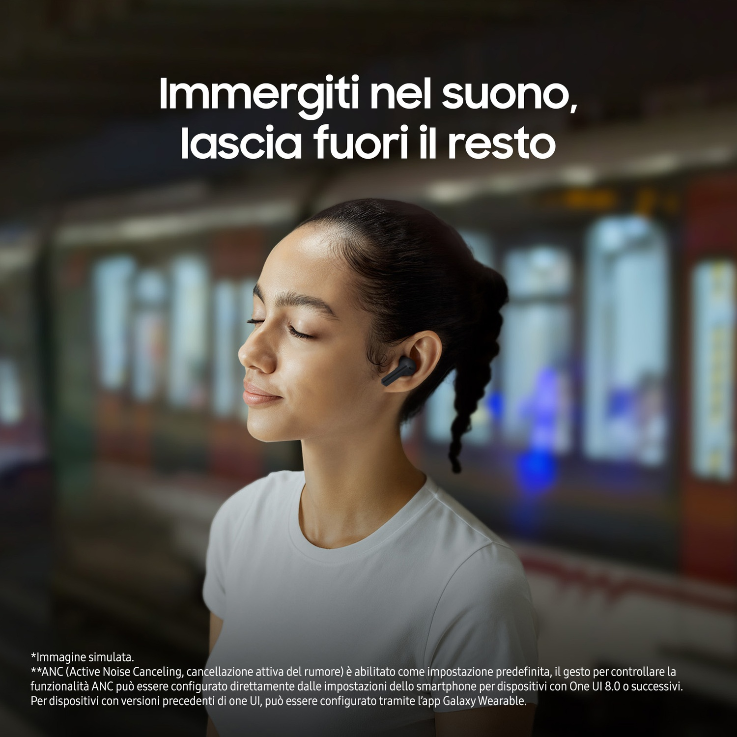 Una donna con auricolari chiude gli occhi, con testo sopra. Lo sfondo mostra l'interno sfocato di un treno.