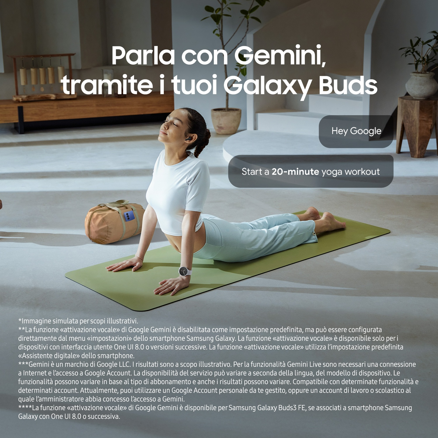 Donna in posa yoga con Galaxy Buds, su tappetino verde. Testo: Parla con Gemini. Due fumetti: Hey Google, allenamento yoga.