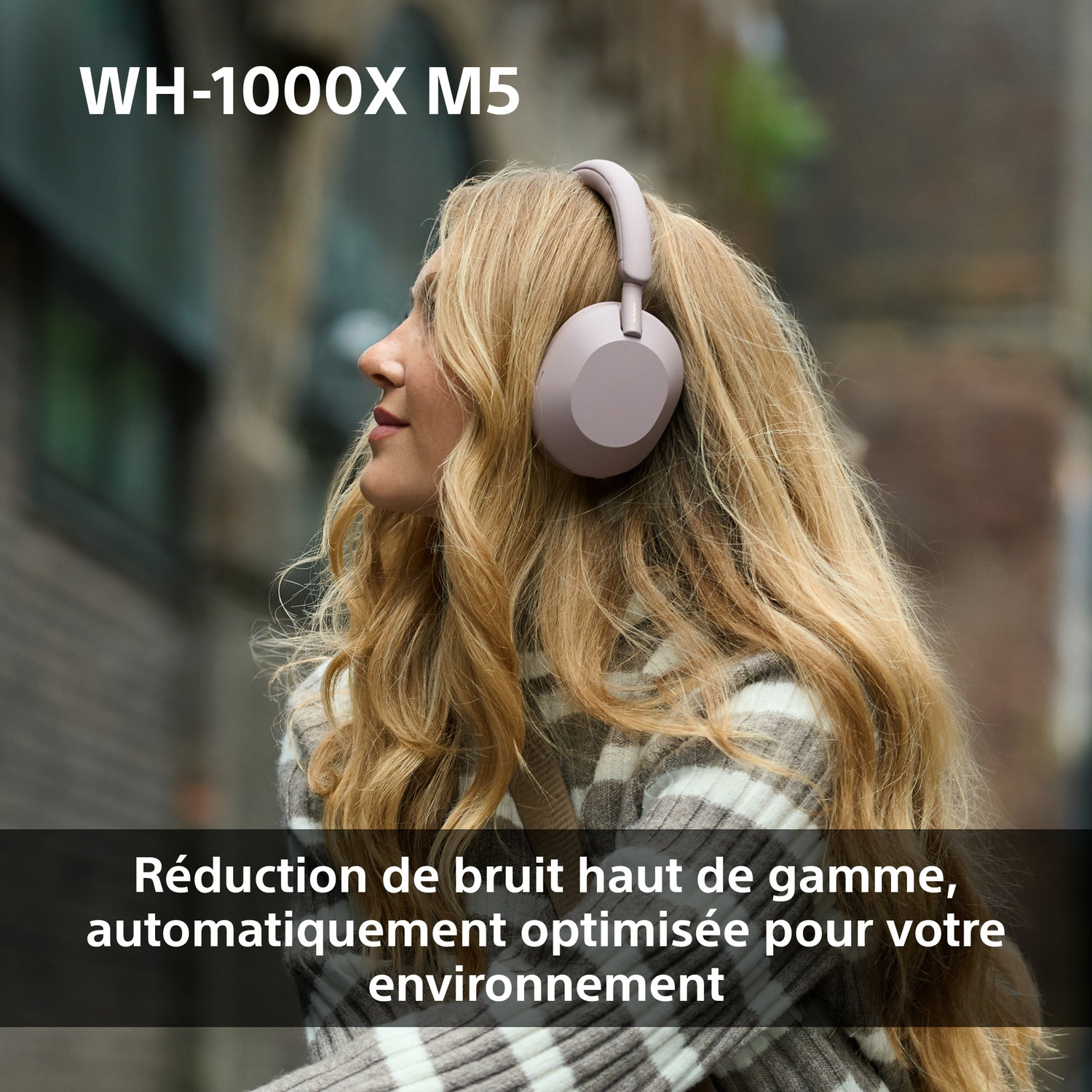 Une femme blonde avec un casque rose. Texte : WH-1000XM5. Réduction de bruit optimisée automatiquement pour votre environnement.