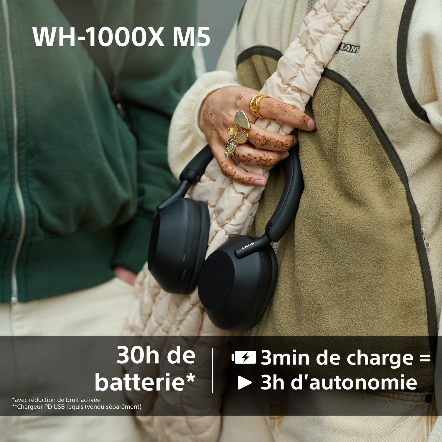 Une personne tient un casque Sony noir. Le texte mentionne 30h d'autonomie et 3min de charge équivalent à 3h d'autonomie.