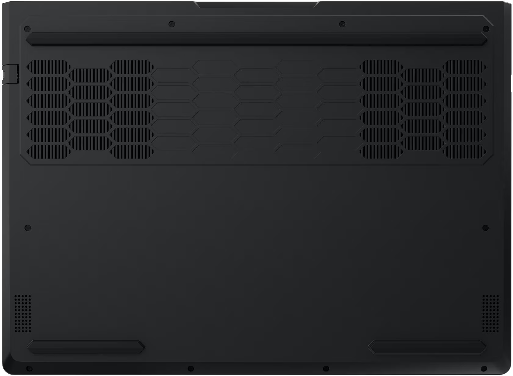 Fekete laptop alja szellőzőráccsal és sima felülettel. Kicsi, kör alakú csavarok láthatók.