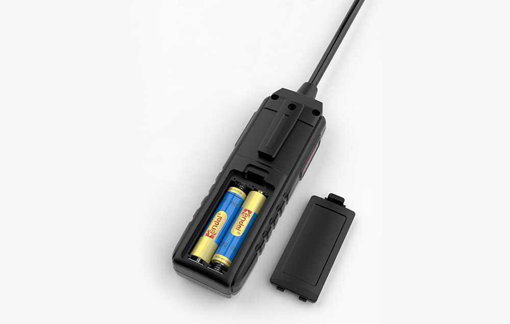 Fekete walkie-talkie két sárga és kék akkumulátorral. Az akkumulátor fedele nyitva. Fekete antenna csatlakozik.