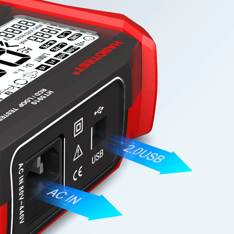 Egy piros-fekete elektromos teszter közeli képe, AC IN és USB portokkal. Kék nyilak jelzik a portokat. Kijelző felül.