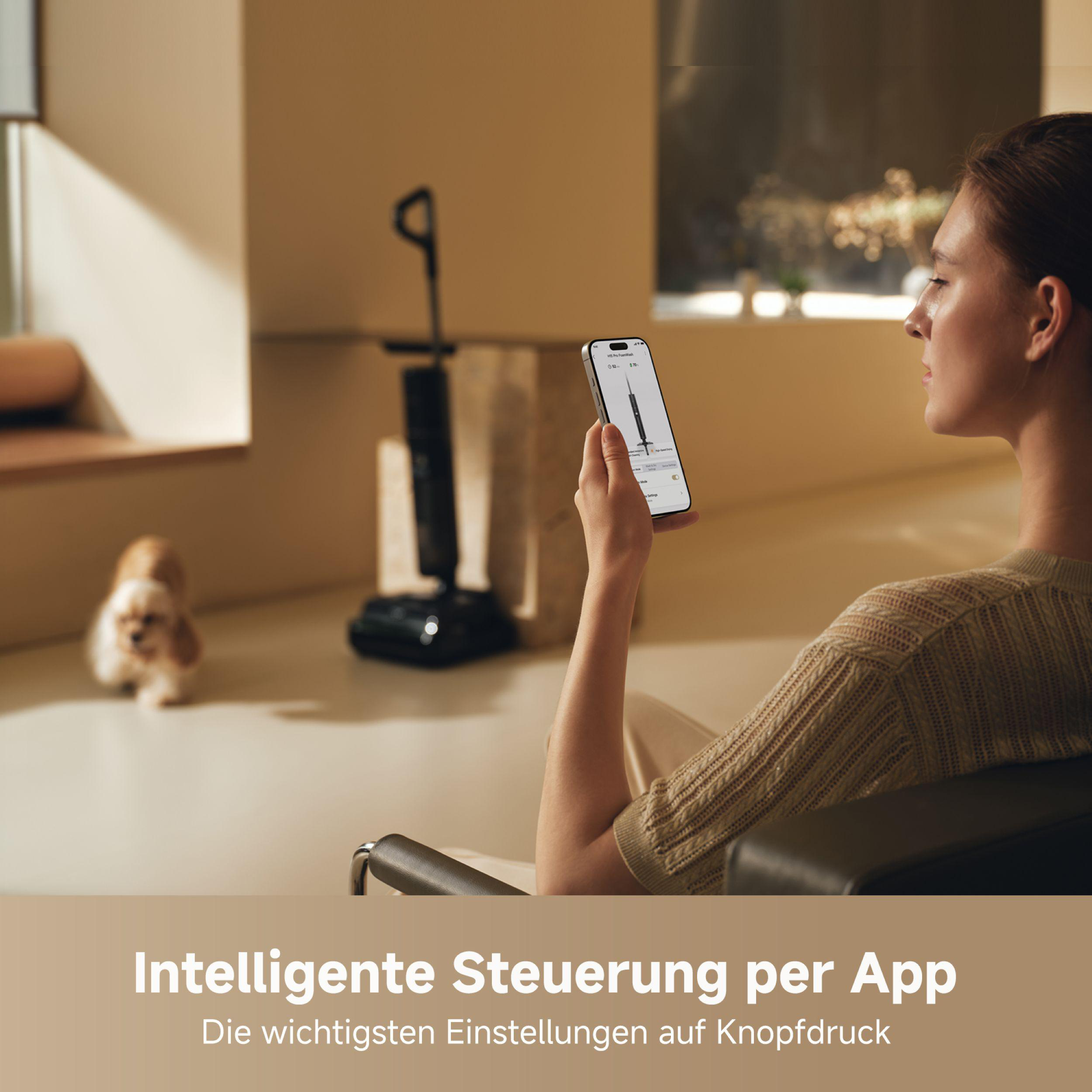 Frau mit Telefon, App-Anzeige, Hund und Reiniger im Hintergrund. Text: 'Intelligente Steuerung per App'.