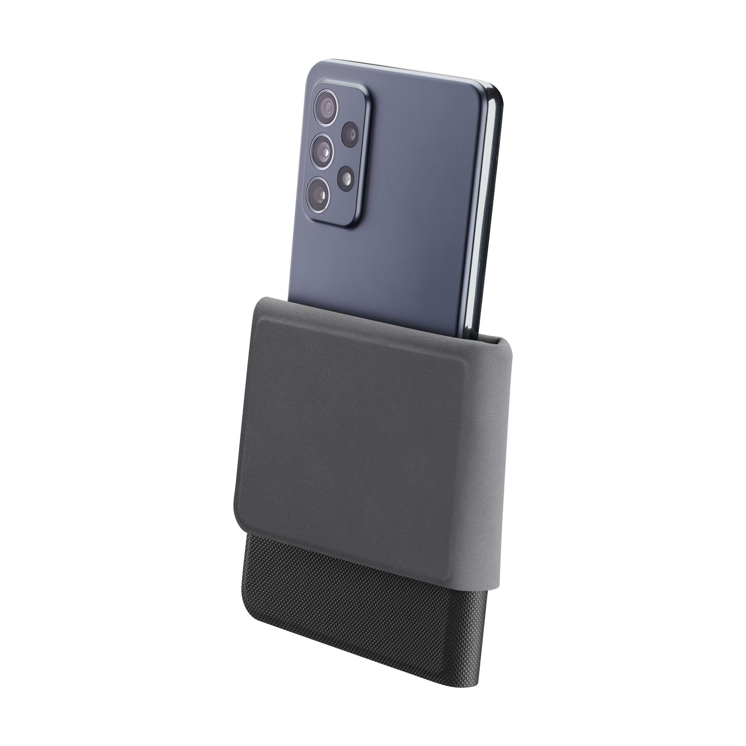 Uno smartphone grigio scuro è tenuto in un supporto grigio scuro. Il telefono ha più lenti della fotocamera. Il supporto ha una base strutturata.