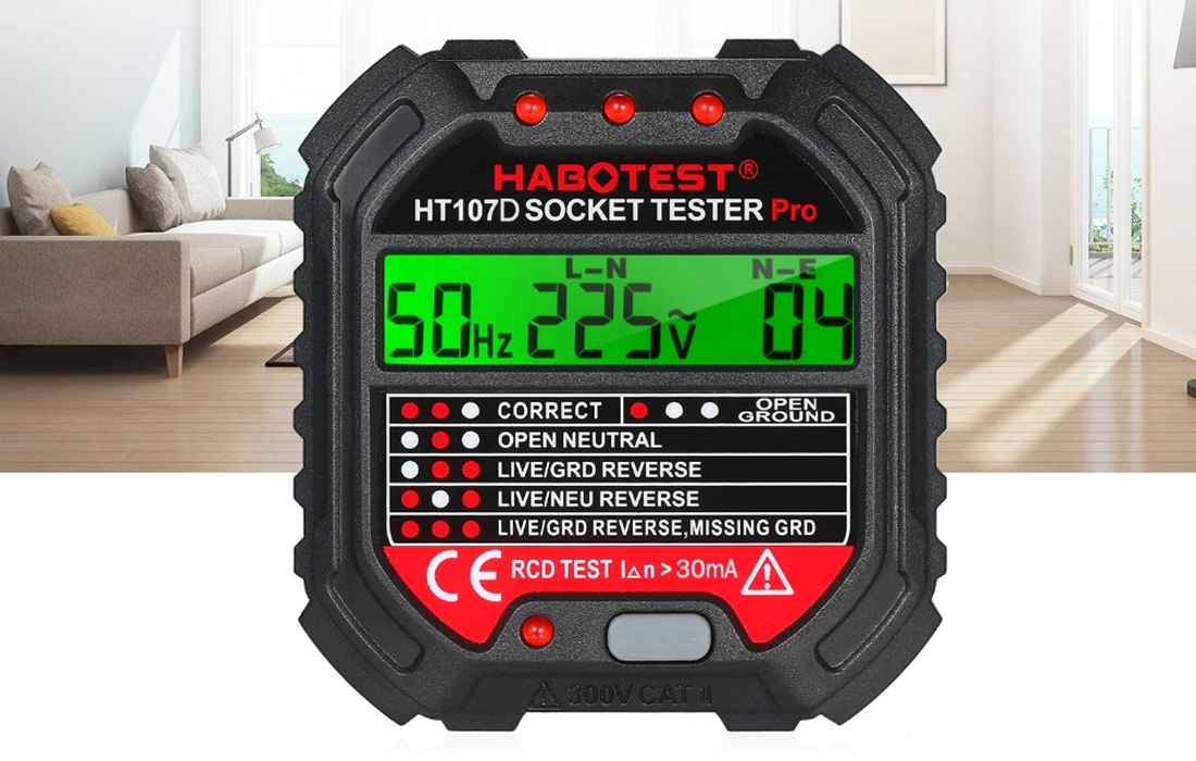 Egy fekete Habotest HT107D aljzatvizsgáló feszültséget és frekvenciát jelenít meg zöld képernyőn. Piros lámpák jelzik a problémákat.