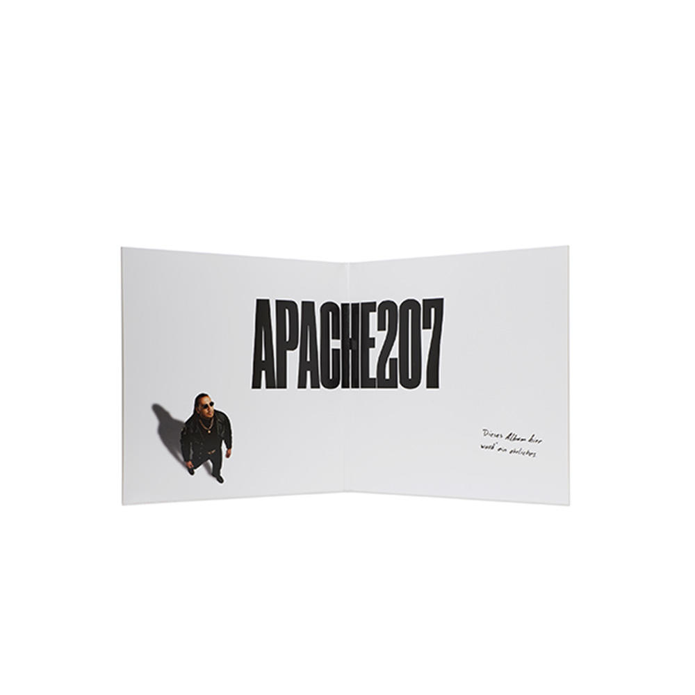 Offenes Buch mit dem Text "APACHE207". Ein Mann mit Sonnenbrille steht neben der linken Seite. Text rechts: "Dieses Album hier..."