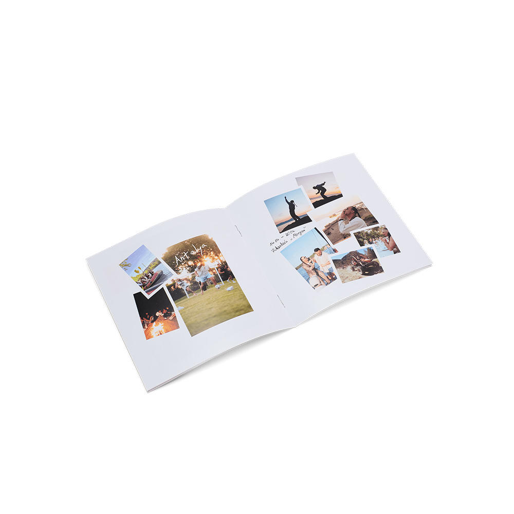 Offenes Fotoalbum mit mehreren Fotos. Bilder zeigen Menschen, Landschaften und Ereignisse. Weißer Hintergrund.