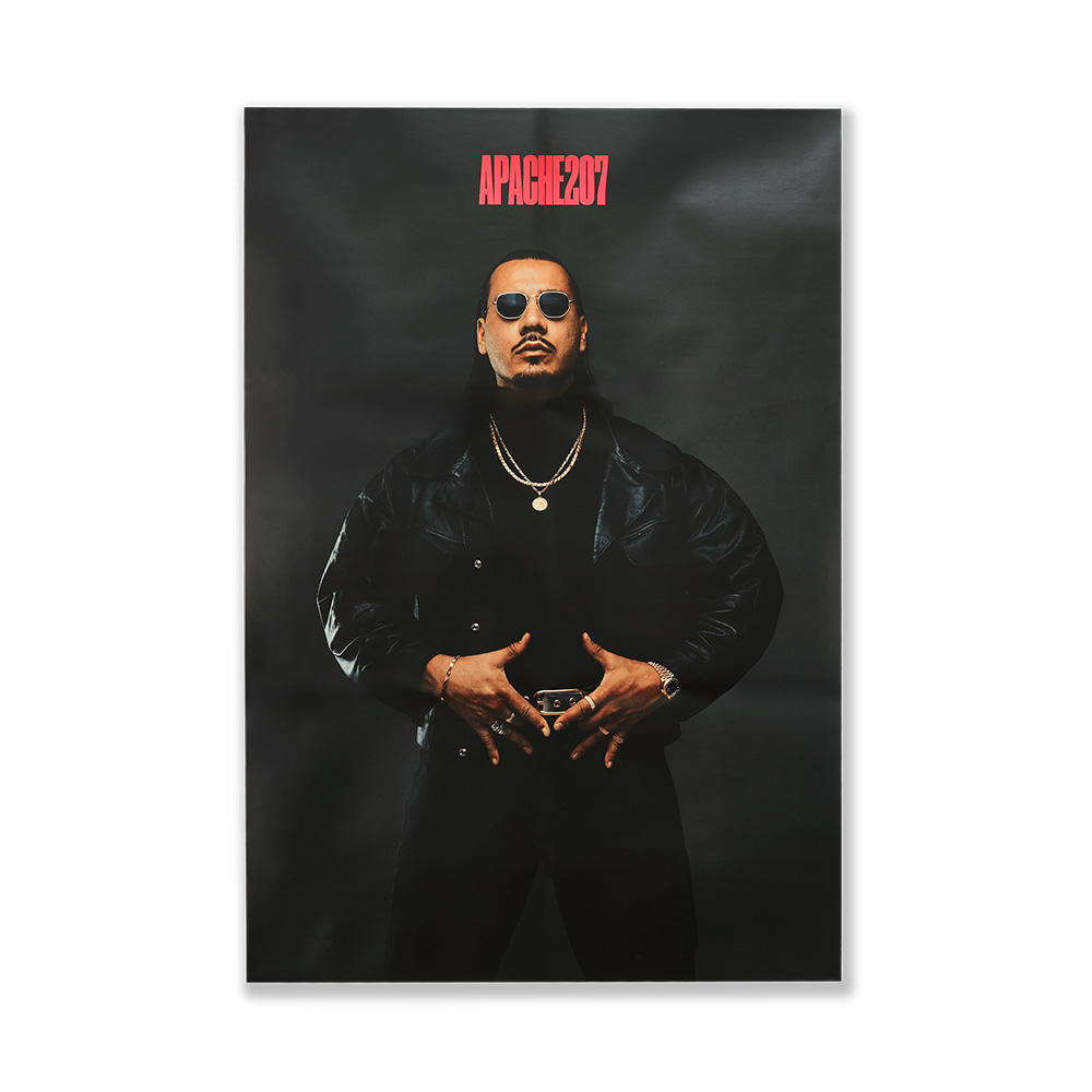 Ein Mann mit Sonnenbrille und schwarzer Lederjacke, mit Goldschmuck, posiert vor dunklem Hintergrund. Der Text "APACHE207" steht oben.