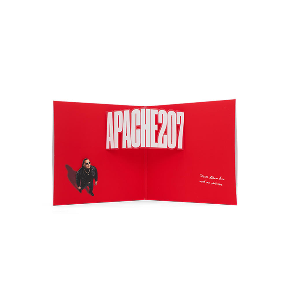 Eine rote Karte mit weißen Buchstaben 'APACHE207'. Ein Mann in schwarzer Jacke und Sonnenbrille ist links.