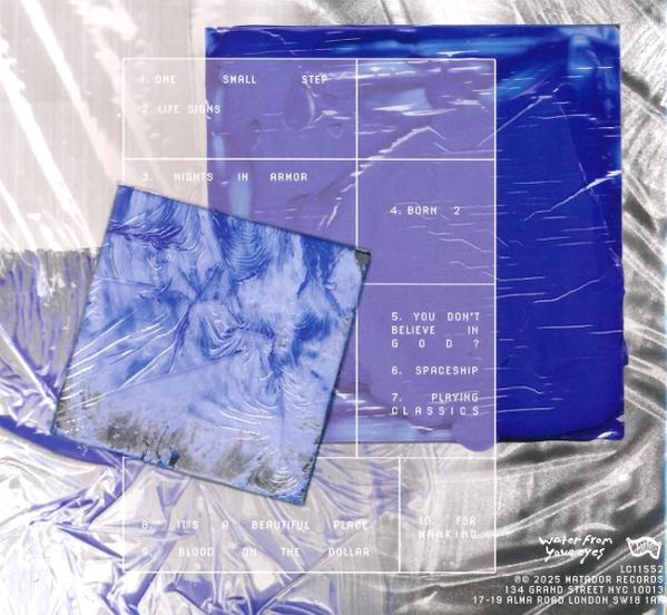 Albumcover mit blauen und weißen abstrakten Formen. Text enthält Songtitel und Künstlerinformationen. Transparente Überlagerung mit Text.