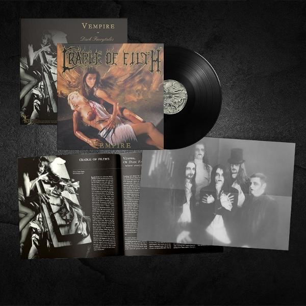 Albumcover von Cradle of Filth's 'Dark Fairytales'. Vinylplatte, Broschüre und Bandfoto. Das Artwork zeigt eine Frau in einer suggestiven Pose.