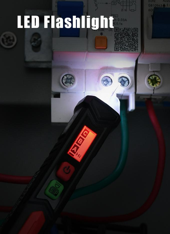 Egy LED-es zseblámpa világít elektromos alkatrészeket. A zseblámpa kijelzője leolvasásokat mutat. A vezetékek és a megszakítók a háttérben láthatók.