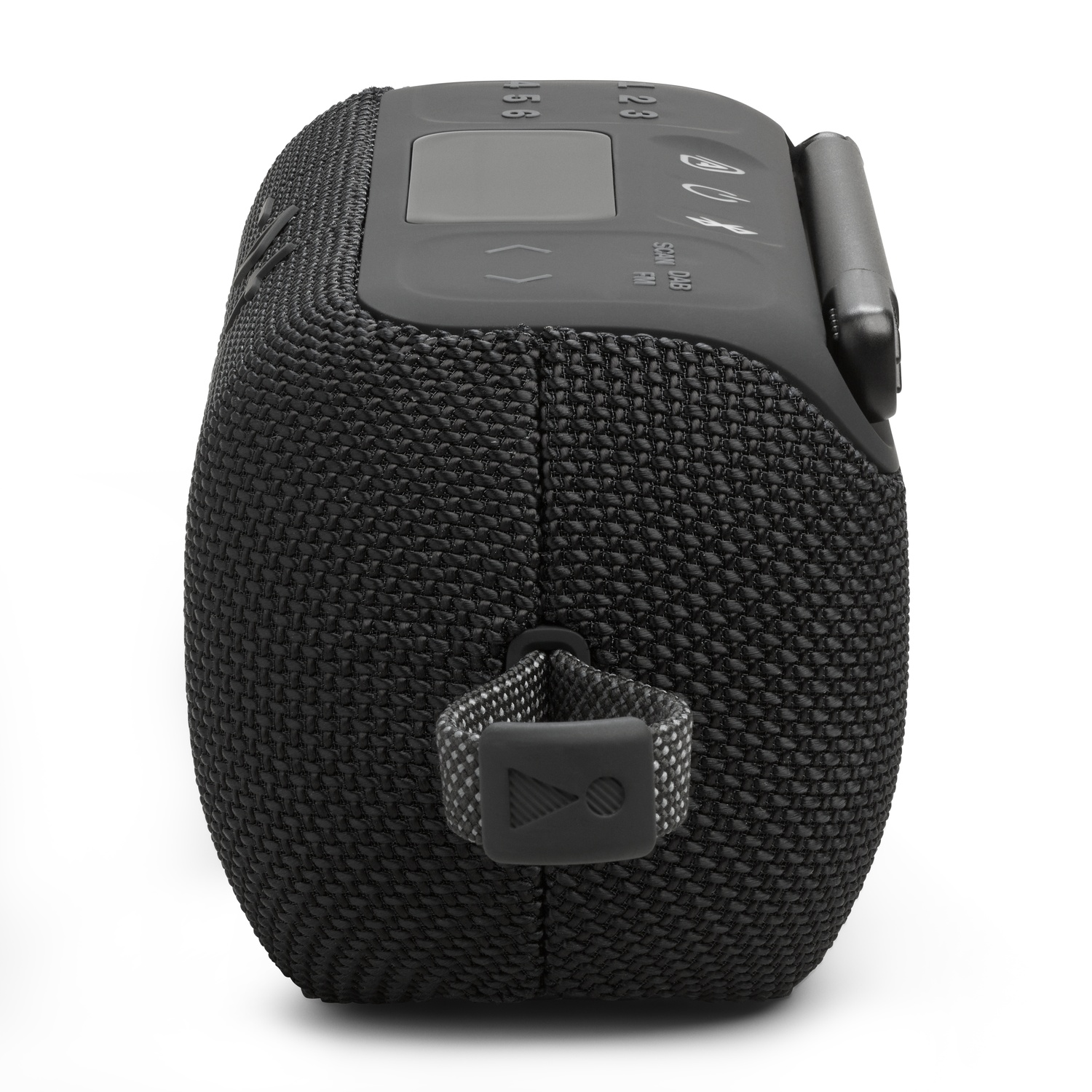 Close-up van een zwarte JBL-speaker met een klein scherm en knoppen aan de bovenkant, tegen een witte achtergrond.