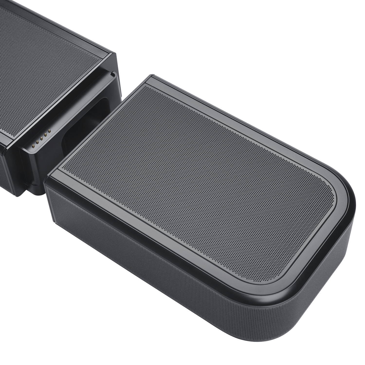 Deux enceintes gris foncé sur fond noir. L'enceinte est rectangulaire avec une surface perforée.