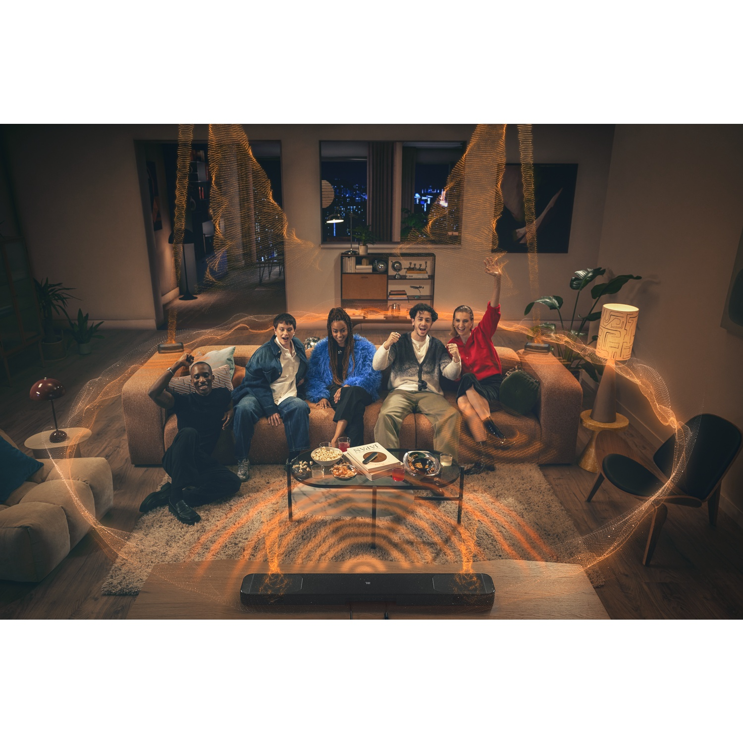 Groupe d'amis dans un salon, encourageant devant la télé. Snacks sur la table. Barre de son devant. Ondes audio décoratives.