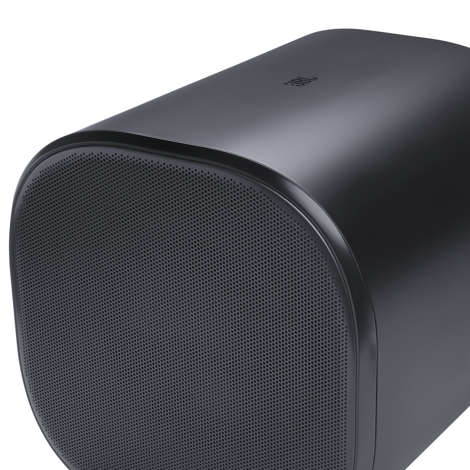 Gros plan sur un haut-parleur JBL noir. Le haut-parleur a une façade perforée et un design incurvé, logo JBL visible.
