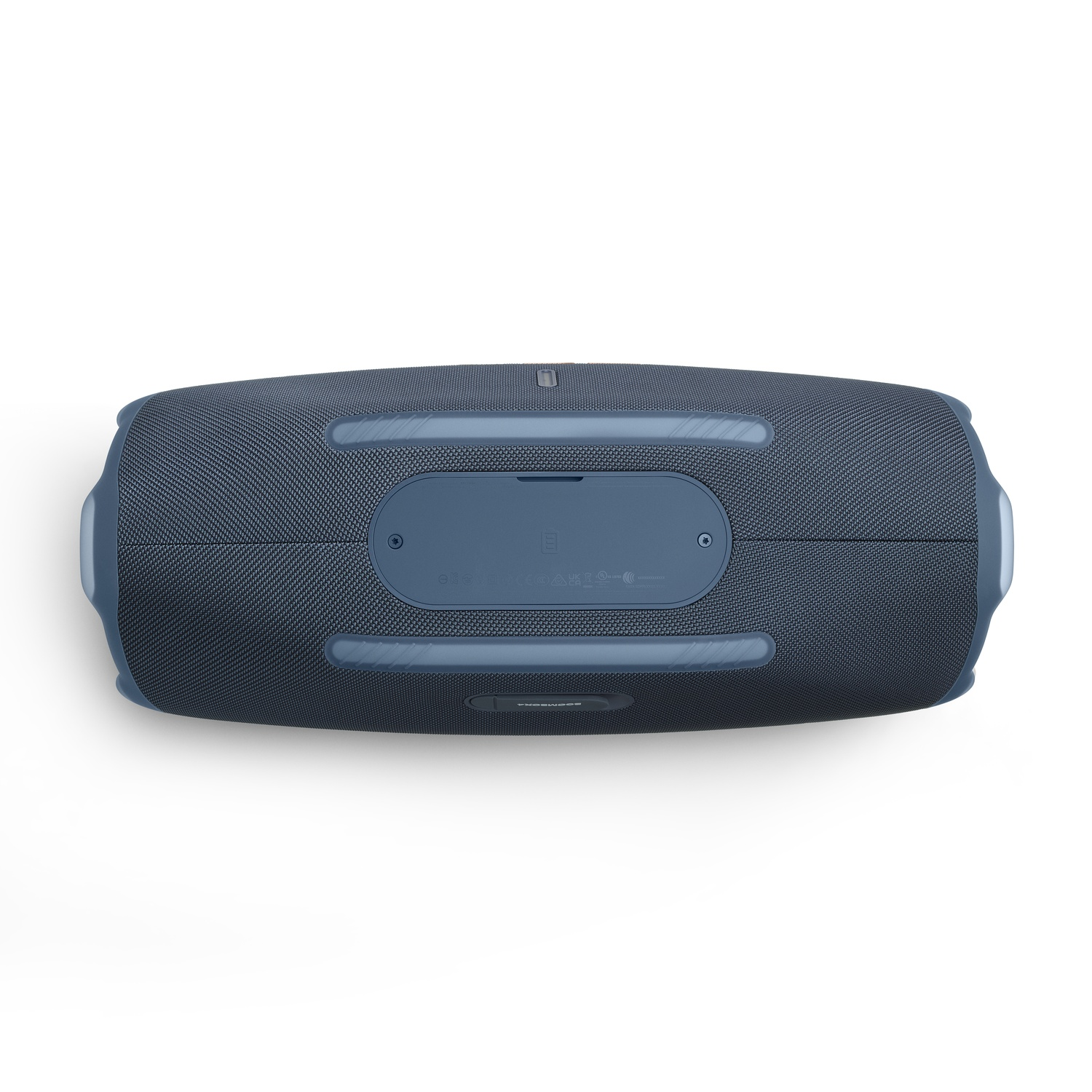 Un haut-parleur bleu, vu d'en haut, repose sur une surface blanche. Il a une forme rectangulaire avec des bords arrondis. Le logo JBL est visible.