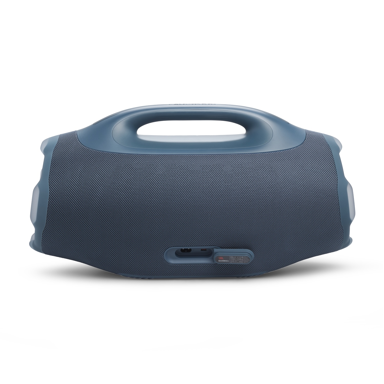 Un haut-parleur JBL Boombox bleu est centré sur un fond blanc. Il possède une poignée et une zone de haut-parleur recouverte de mesh.
