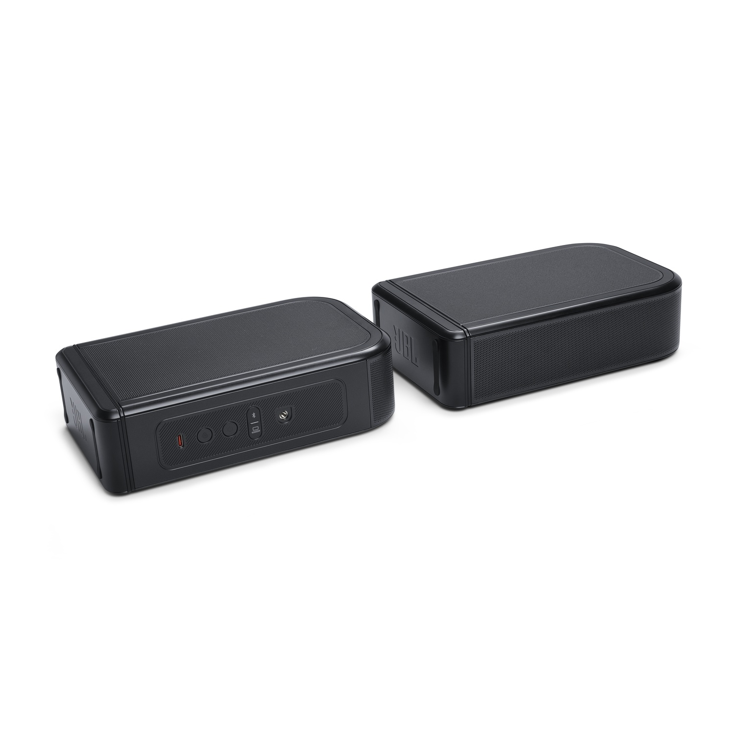 Deux enceintes JBL noires rectangulaires sur fond blanc. L'une a des boutons et des ports visibles. Les deux ont une grille perforée.