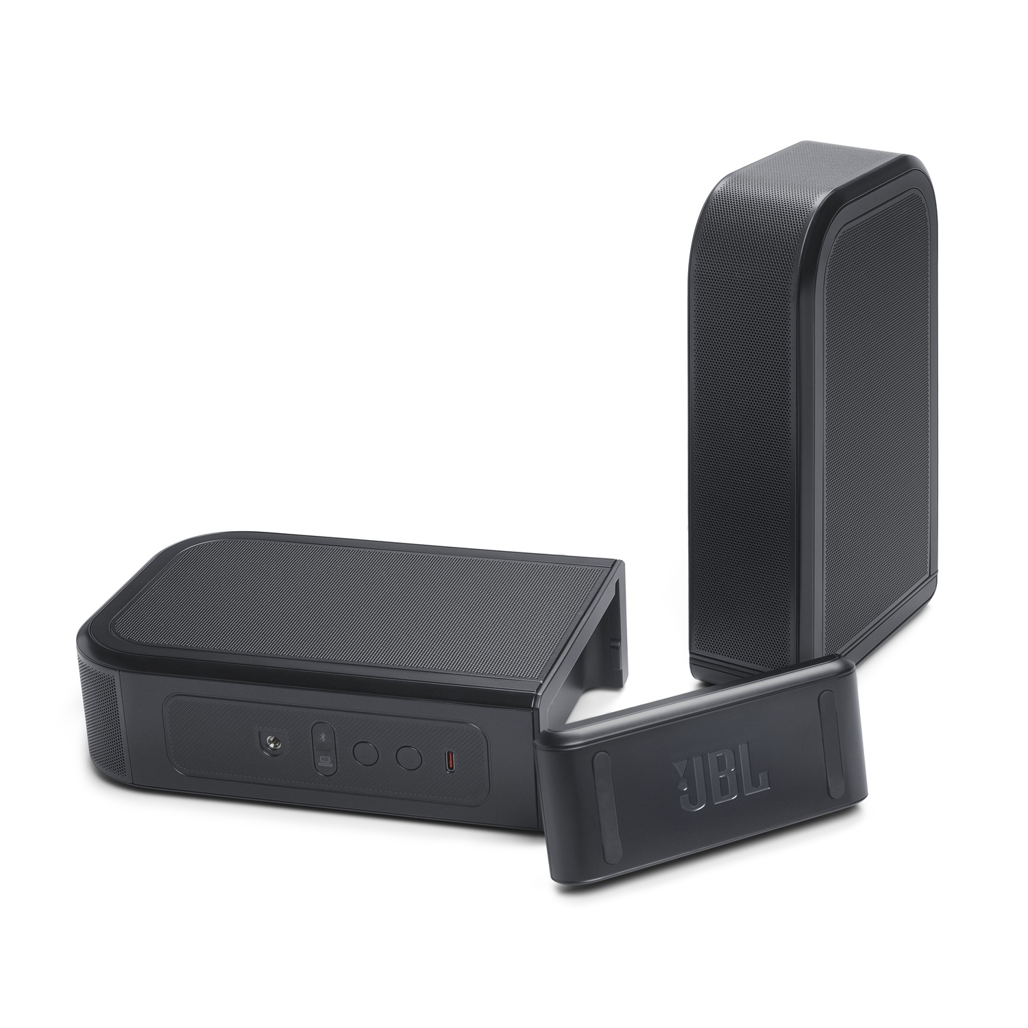 Un système de son JBL noir avec une barre de son, un caisson de basses et une petite télécommande avec le logo JBL. Sur fond blanc.