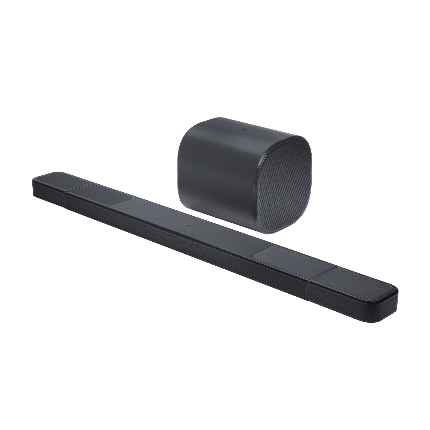 Une barre de son et un caisson de basses noirs sur fond noir. La barre de son est longue, le caisson de basses est un cube arrondi.