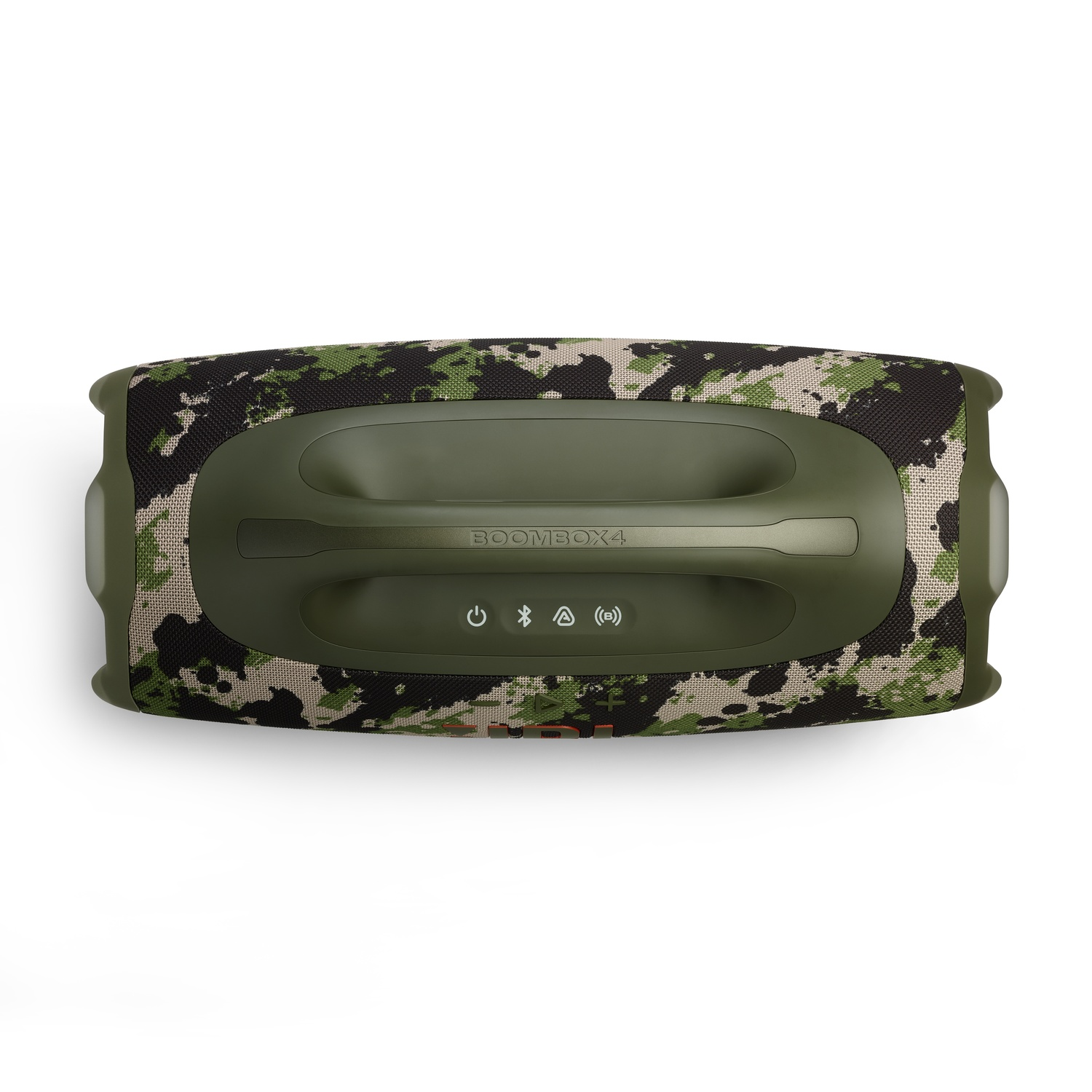 Une enceinte JBL Boombox 4 à motif camouflage, poignée et accents vert olive, avec symboles d'alimentation et de connectivité. Fond blanc.