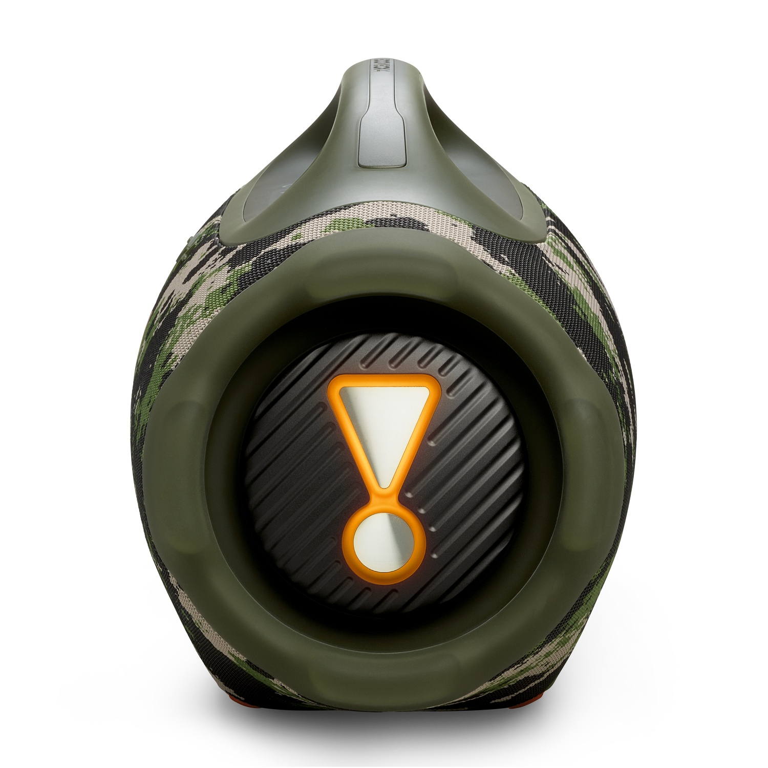 Un haut-parleur JBL camouflage avec un point d'exclamation orange à l'avant. Il a une poignée et une grille sombre avec un logo éclairé.