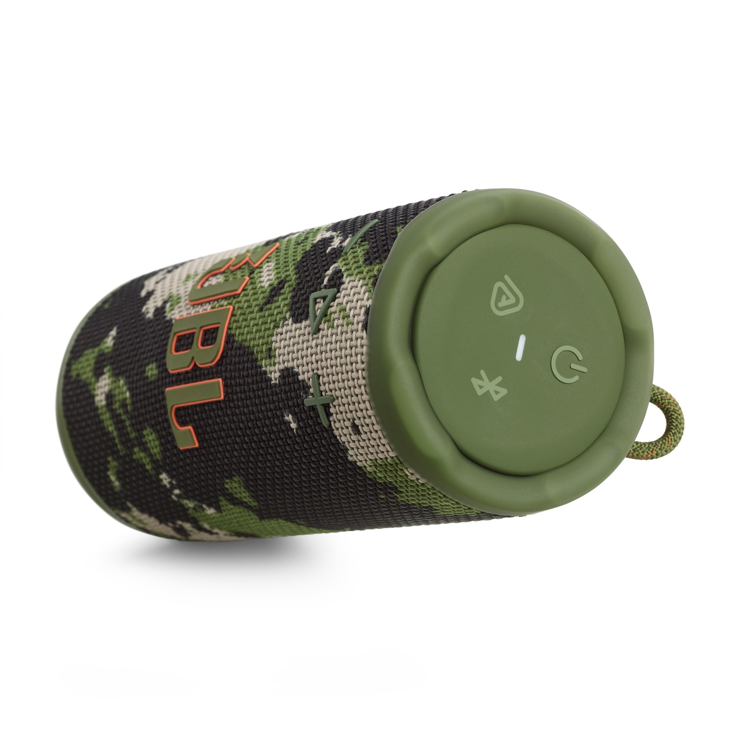 Un haut-parleur JBL cylindrique avec un motif camouflage. Il a des boutons de commande verts et une boucle. Le logo JBL est orange.