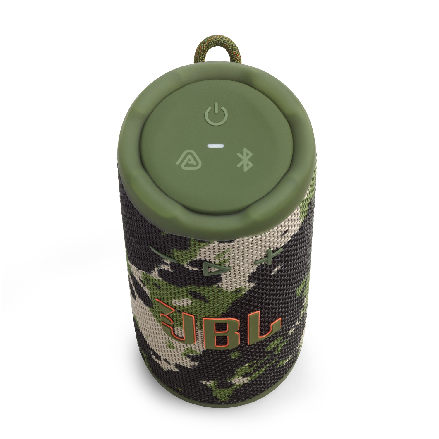 Un haut-parleur JBL vert et camouflage. Il a des boutons d'alimentation, de volume et Bluetooth. Le logo JBL est orange. Il a une boucle.