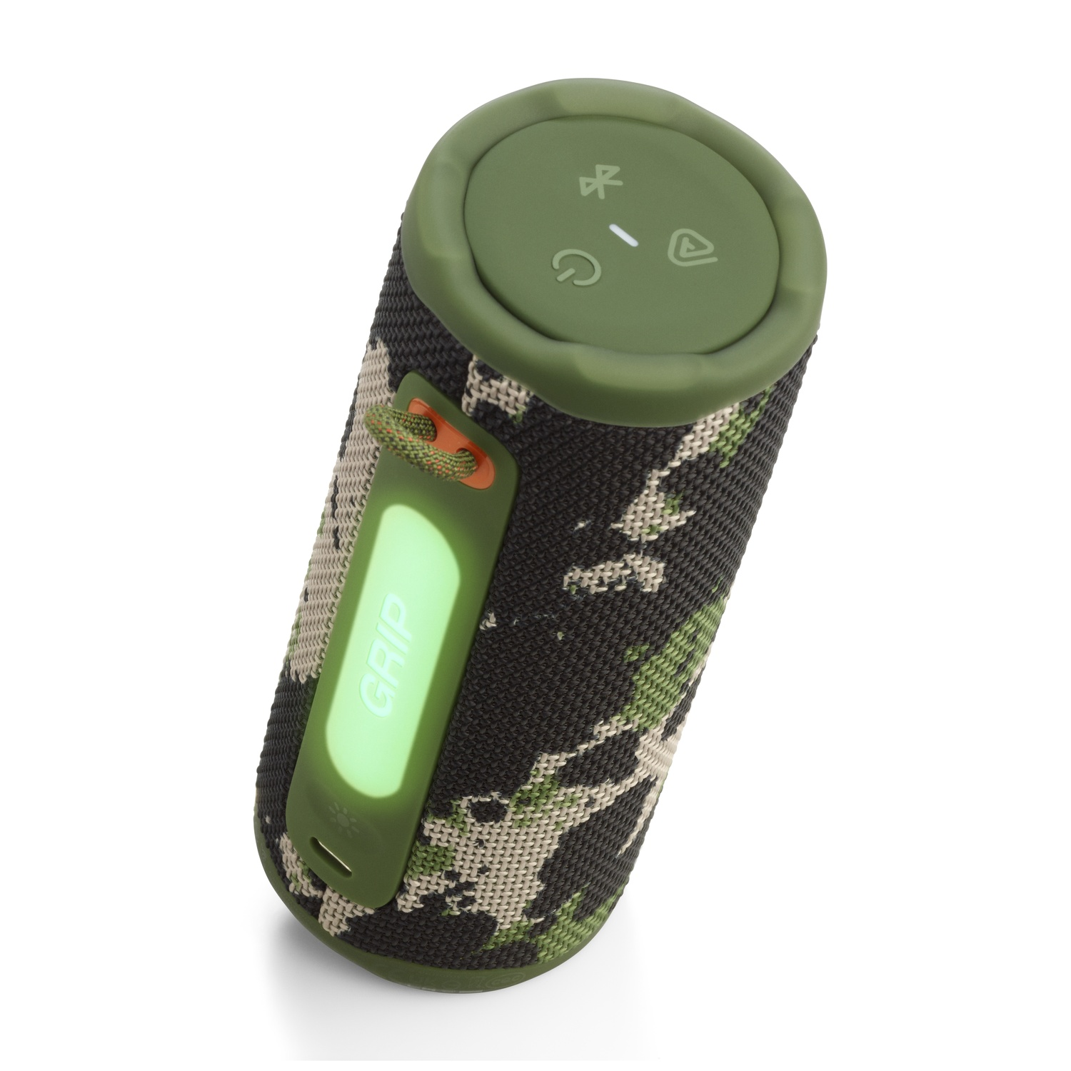 Haut-parleur à motif camouflage avec des touches de vert. Il possède une poignée avec l'inscription "GRIP" et des boutons de commande sur le dessus. Le fond est blanc.