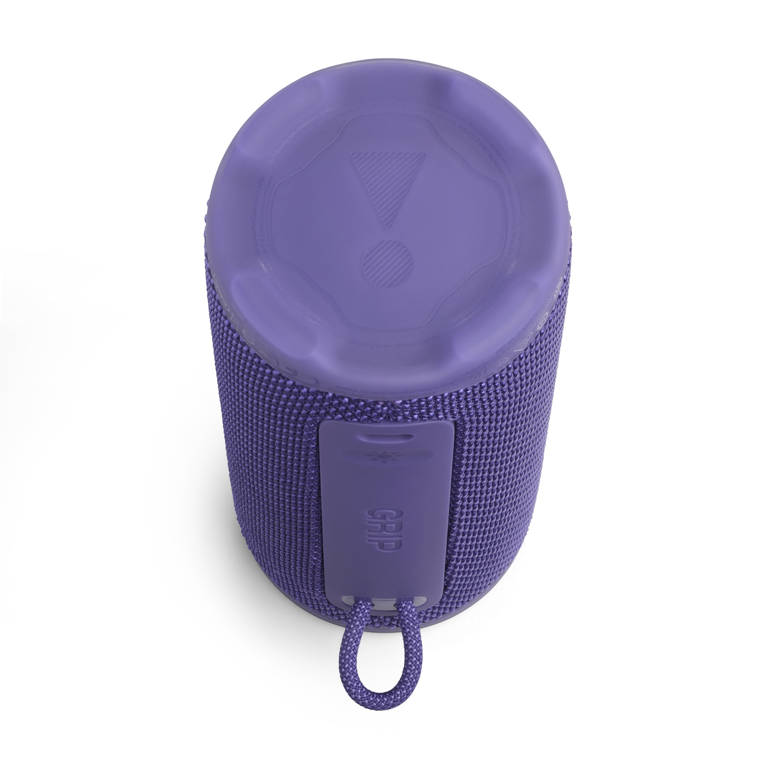 Un haut-parleur JBL violet sur fond blanc. Le haut-parleur a une texture tissée et une boucle pour l'accrocher. Le haut dit JBL.