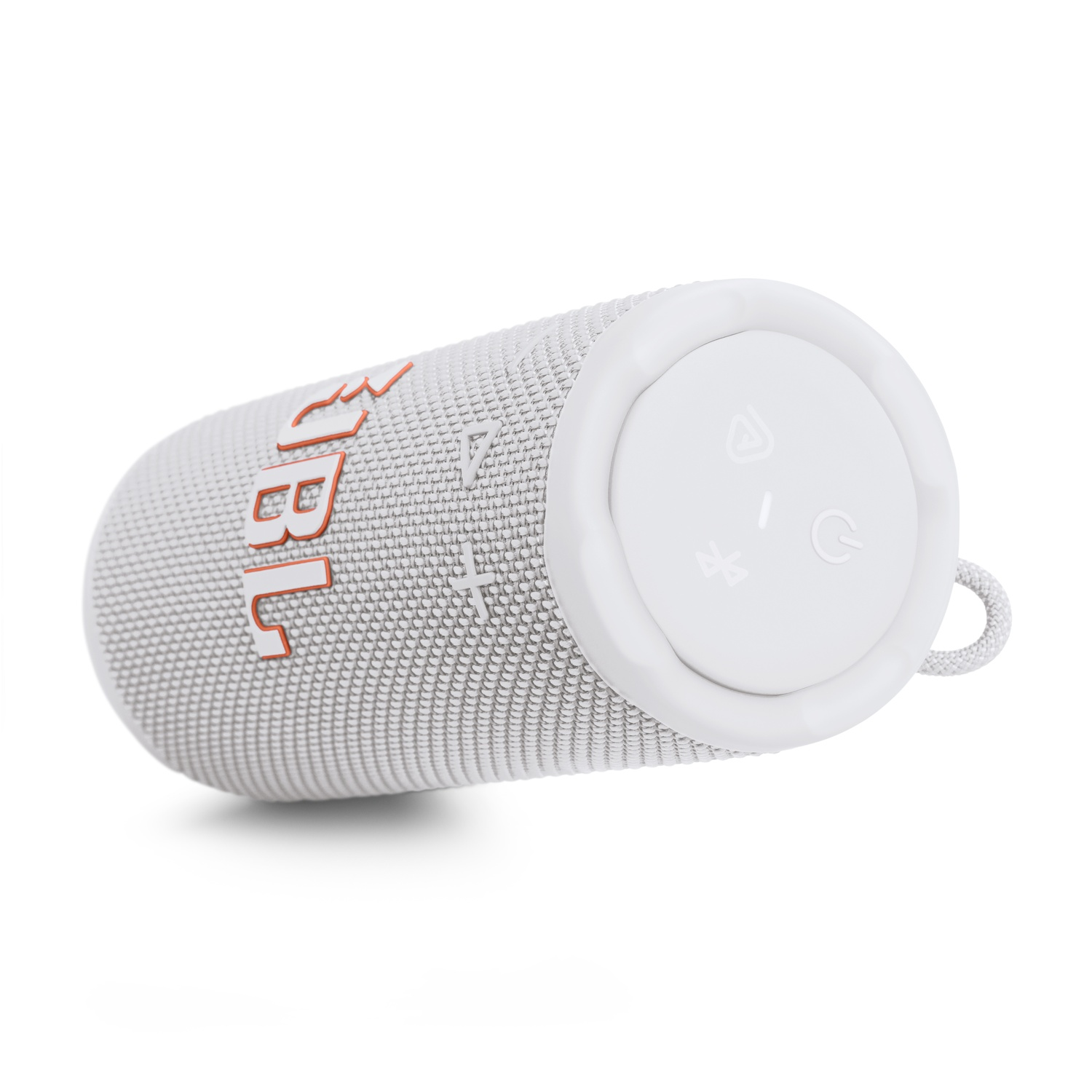 Haut-parleur JBL blanc et gris. Logo JBL orange sur le côté. Boutons blancs et une boucle. Isolé sur fond blanc.