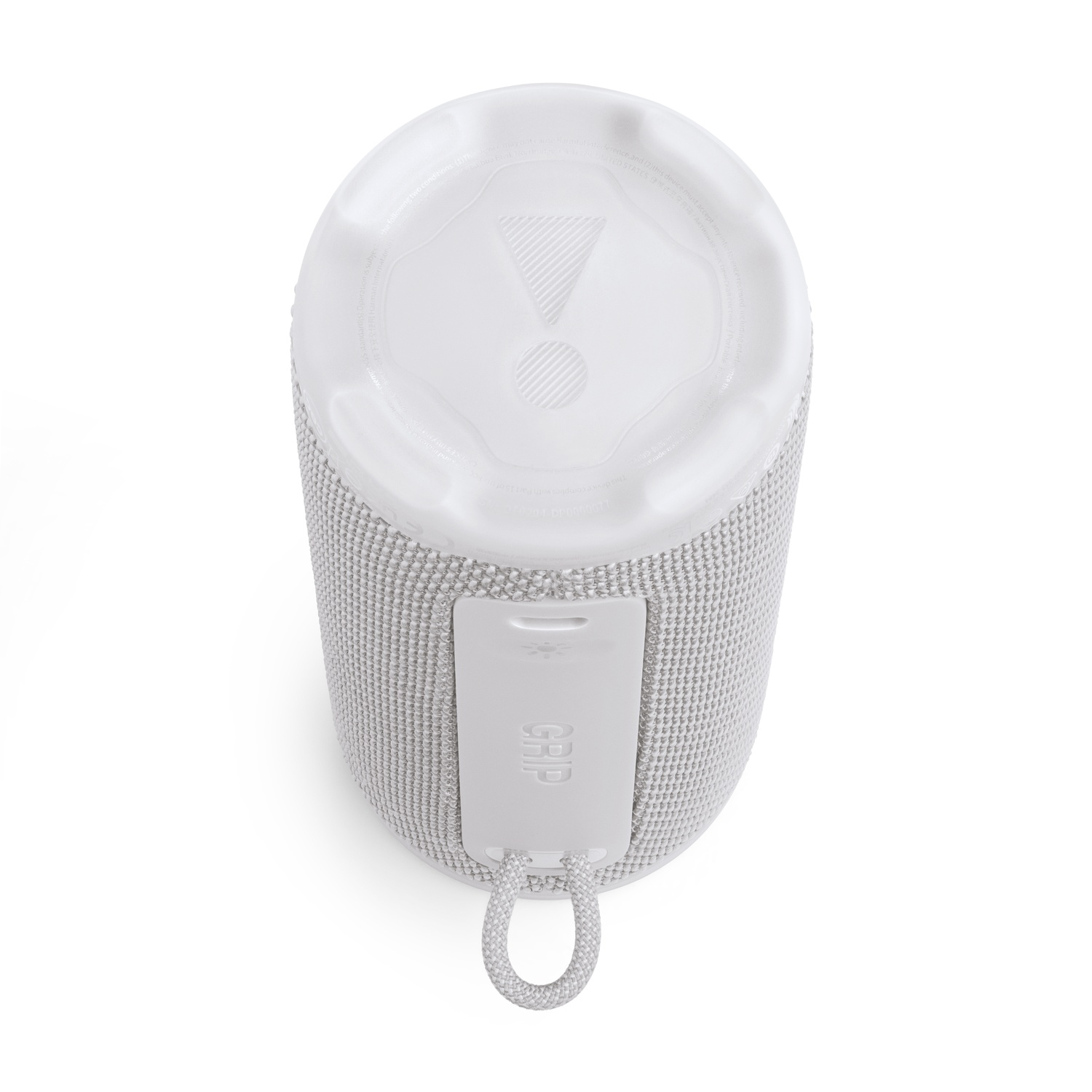 Un haut-parleur JBL blanc sur fond blanc. Il a un corps en tissu tissé et une boucle pour le transport. Le dessus est blanc.