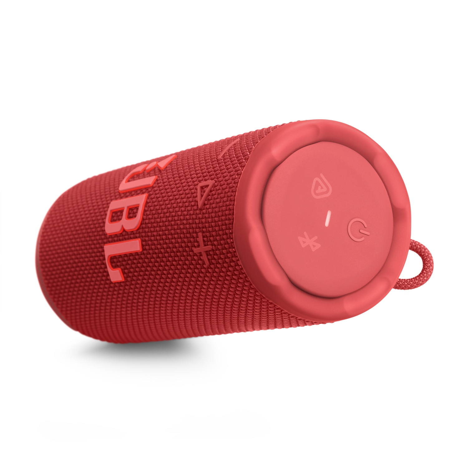 Un haut-parleur JBL cylindrique rouge, avec des boutons et une boucle. Le haut-parleur est incliné vers le haut sur fond blanc.