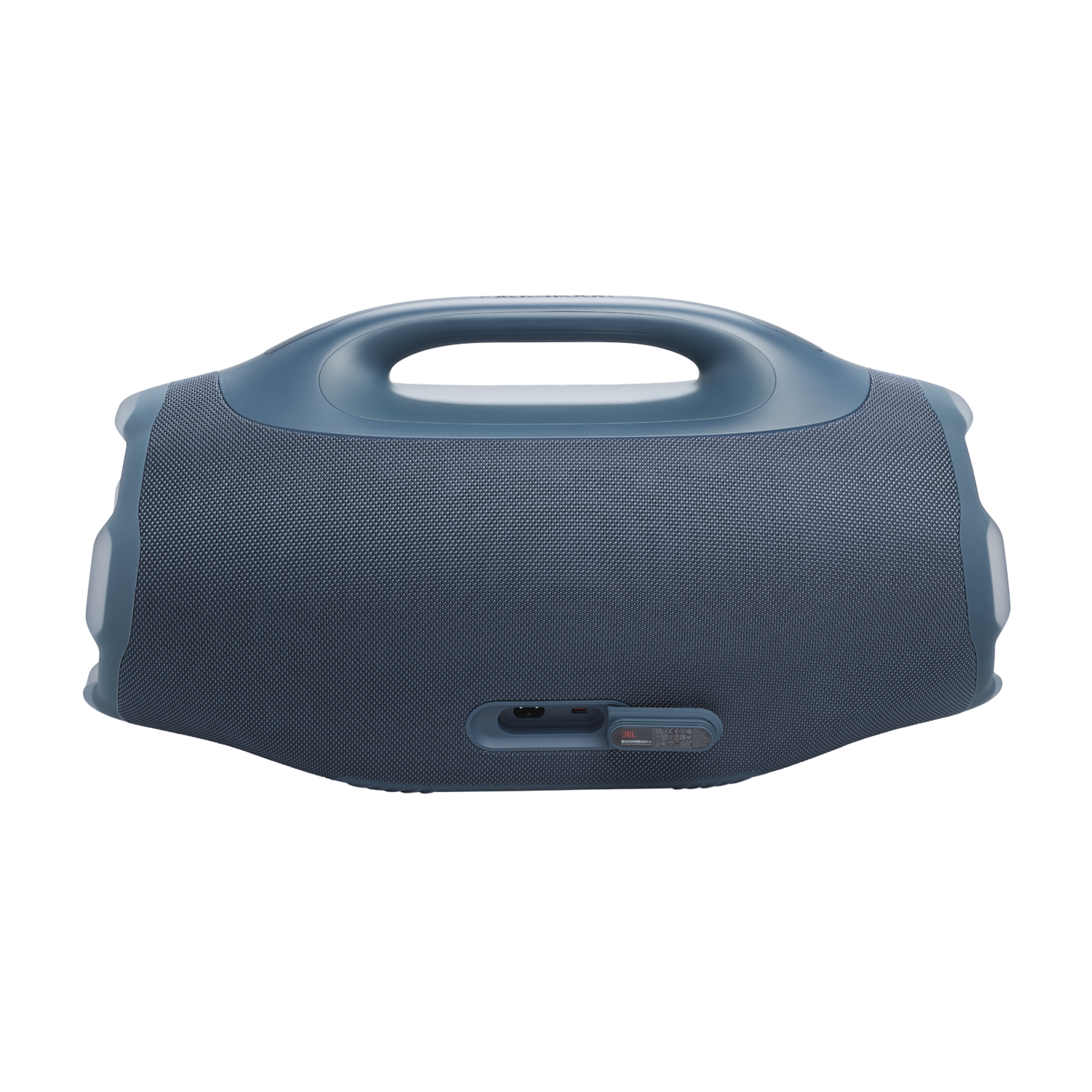 Een blauwe JBL Boombox-luidspreker, van achteren gezien. Hij heeft een handvat aan de bovenkant en een mesh-achtige voorkant. De achtergrond is zwart.