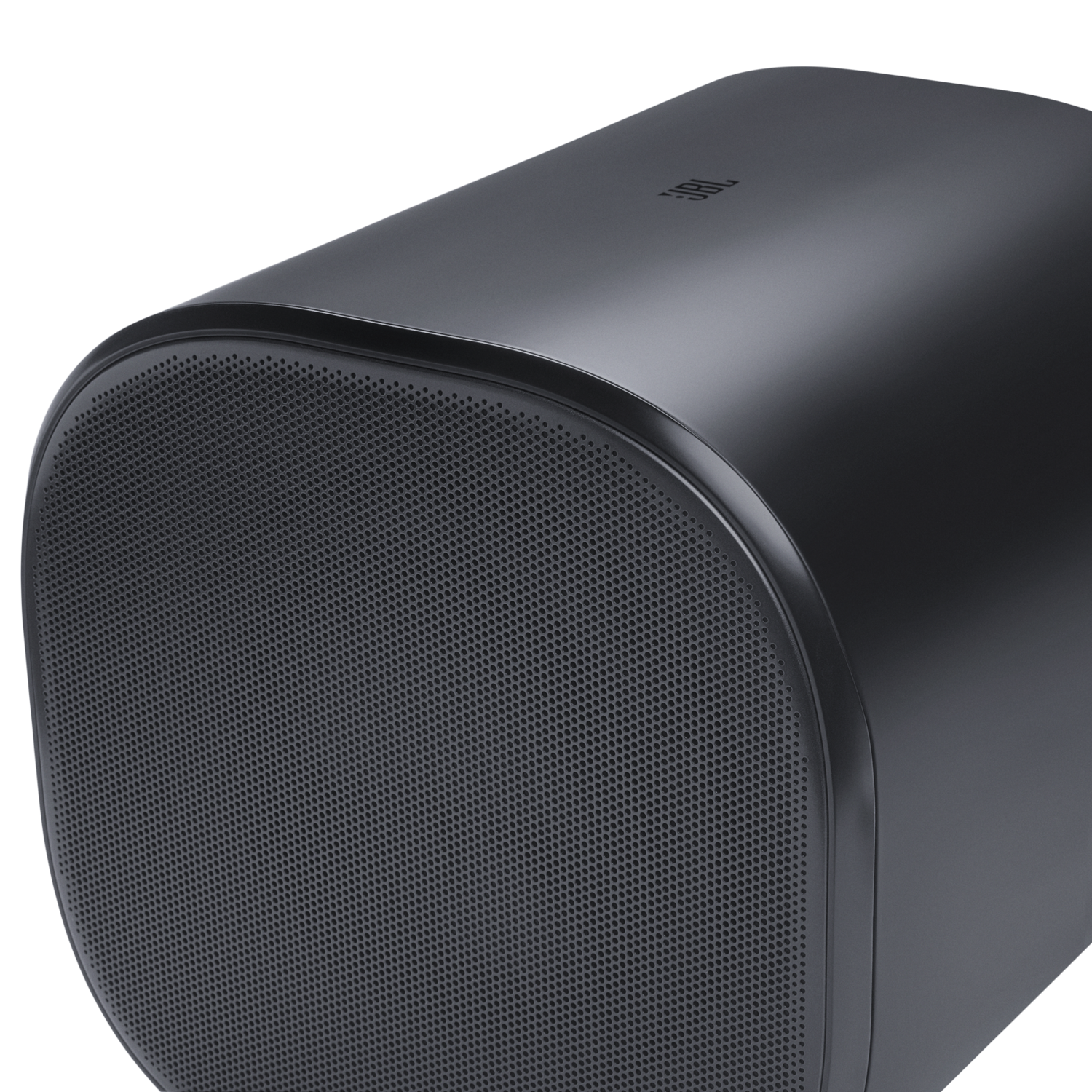 Een zwarte JBL soundbar. De voorkant heeft een luidsprekerrooster. De bovenkant heeft het JBL-logo. De achtergrond is zwart.