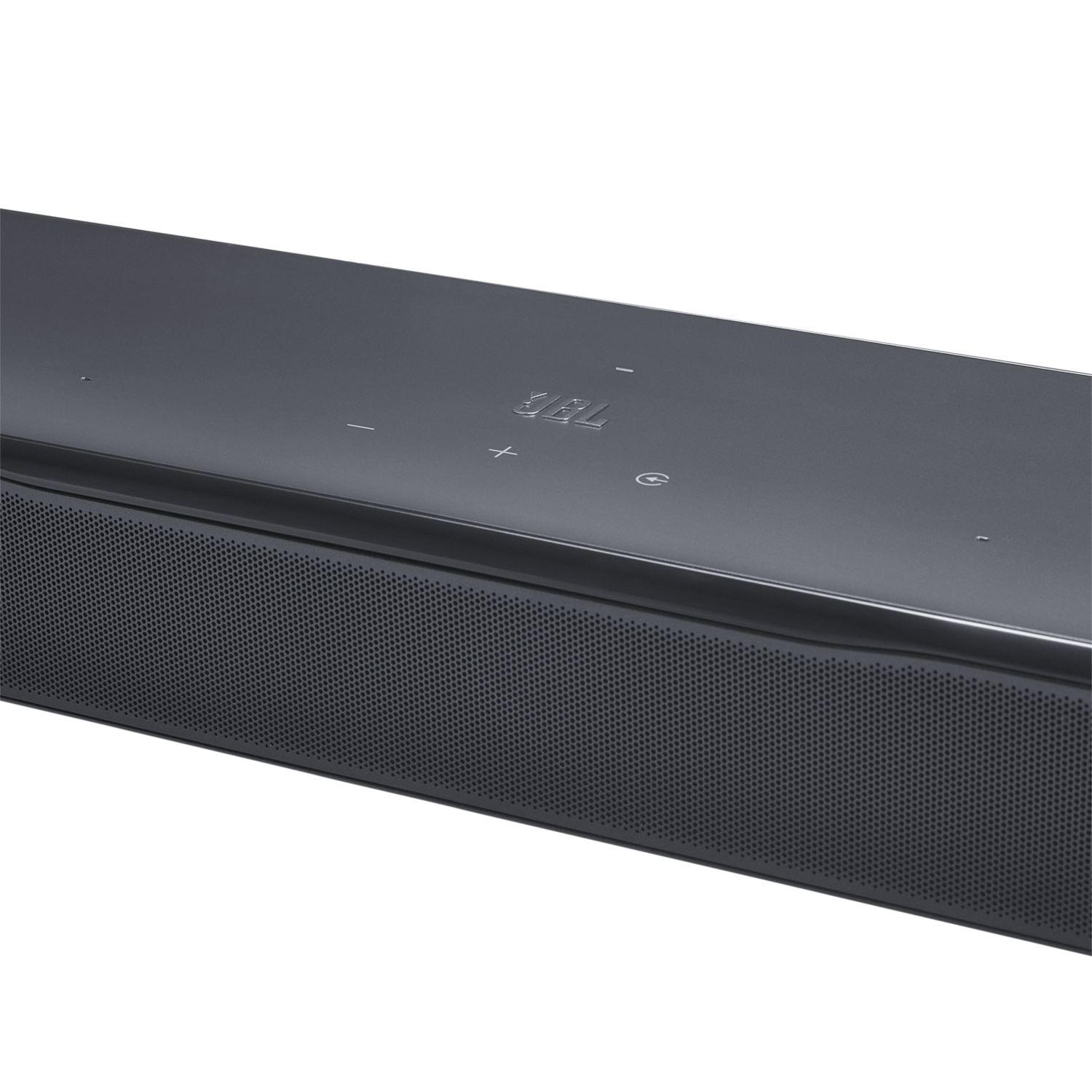 Een donkergrijze soundbar met het JBL-logo bovenop. Het heeft een mesh voorkant en bedieningsmarkeringen. De achtergrond is zwart.