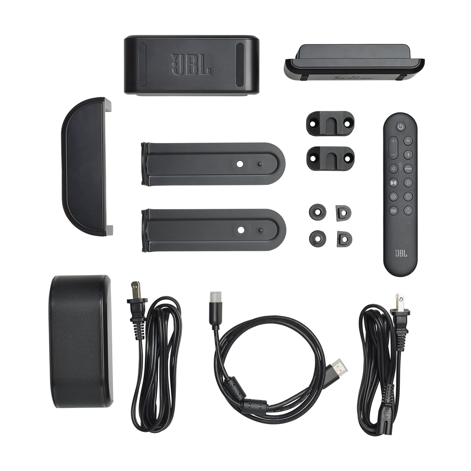 Een JBL soundbar-kit op zwarte achtergrond. Inclusief soundbar, afstandsbediening, kabels, montagebeugels en accessoires. Alles is zwart.
