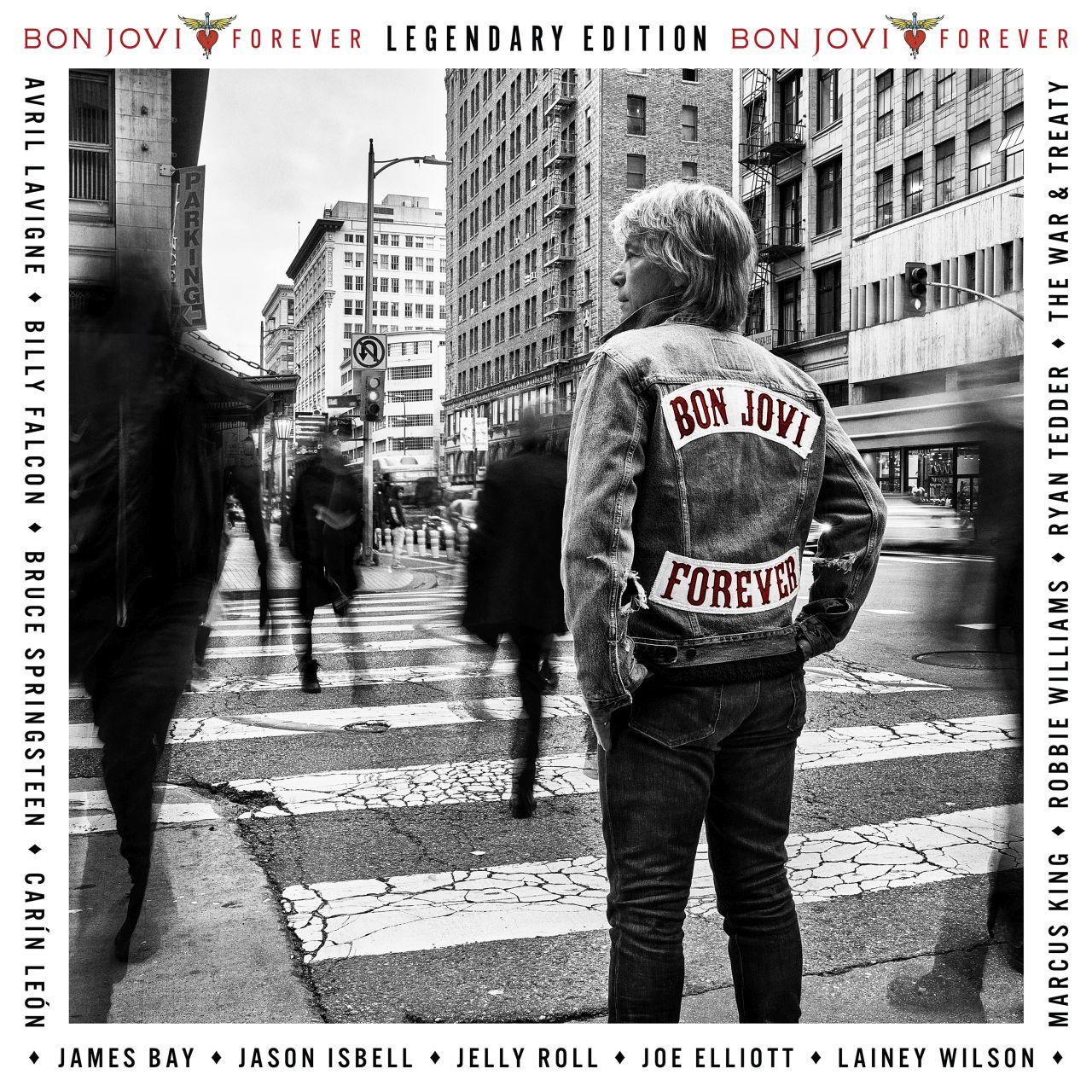 Bon Jovi Albumcover. Eine Person in einer Jeansjacke steht auf einem Zebrastreifen. Gebäude und verschwommene Fußgänger im Hintergrund.