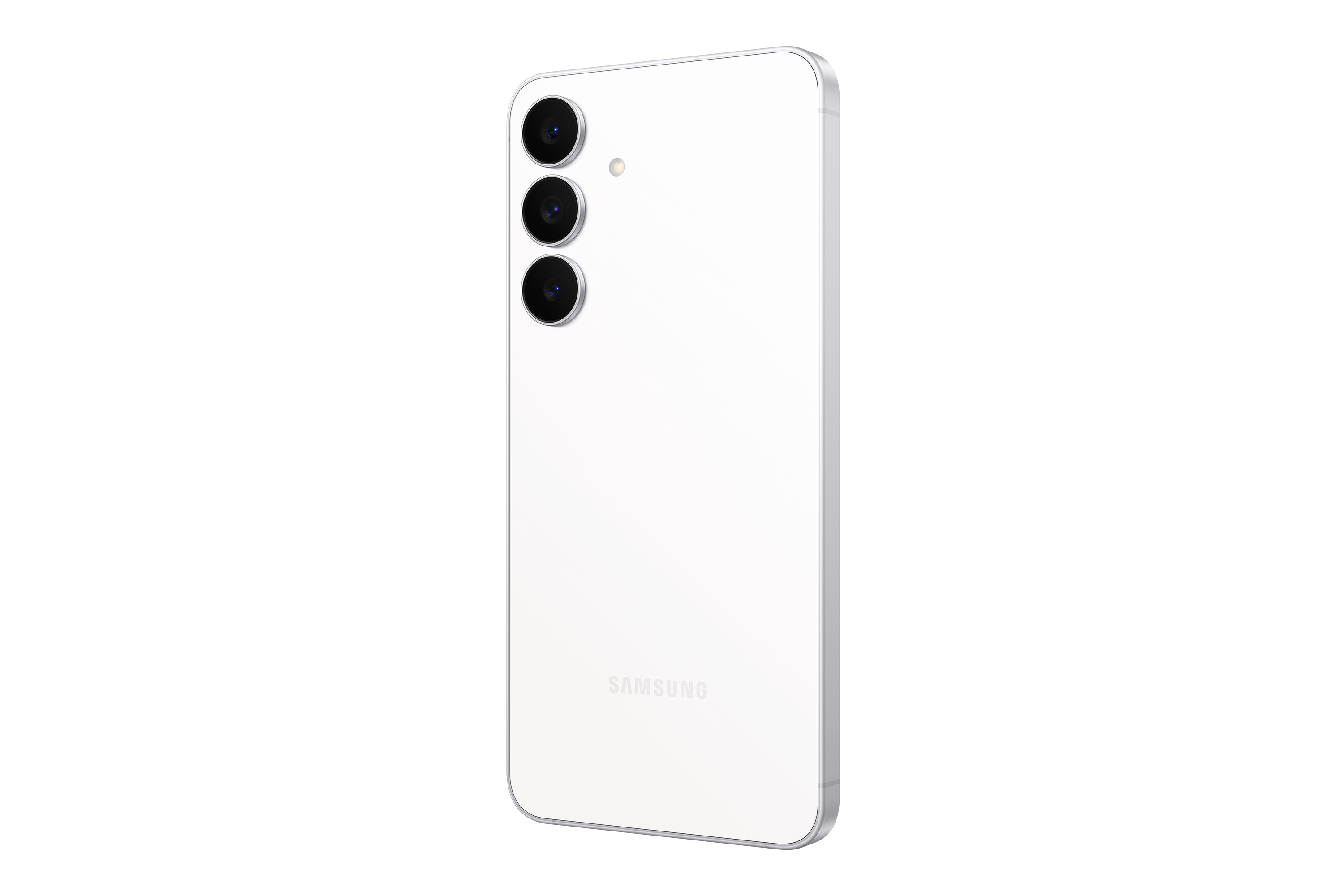 Fehér Samsung telefon három kamerával fekete háttér előtt. A telefon szögben van, a hátlap látható.