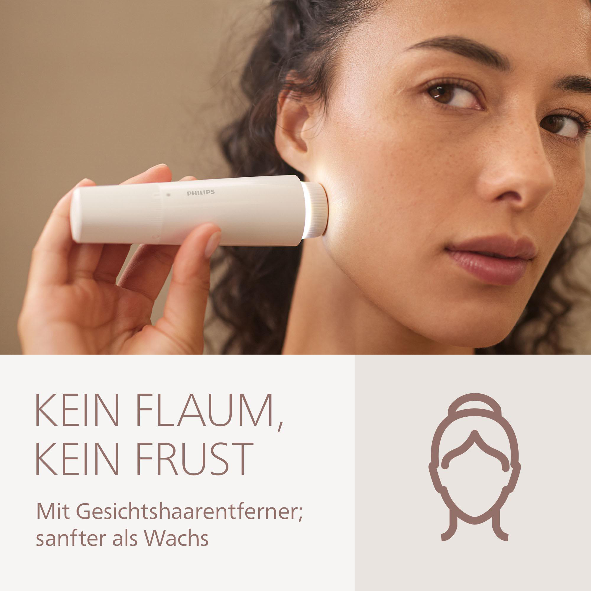Frau benutzt Philips Gesichtshaarentferner. Das Gerät ist an ihrer Wange. Der Hintergrund ist hellbeige.