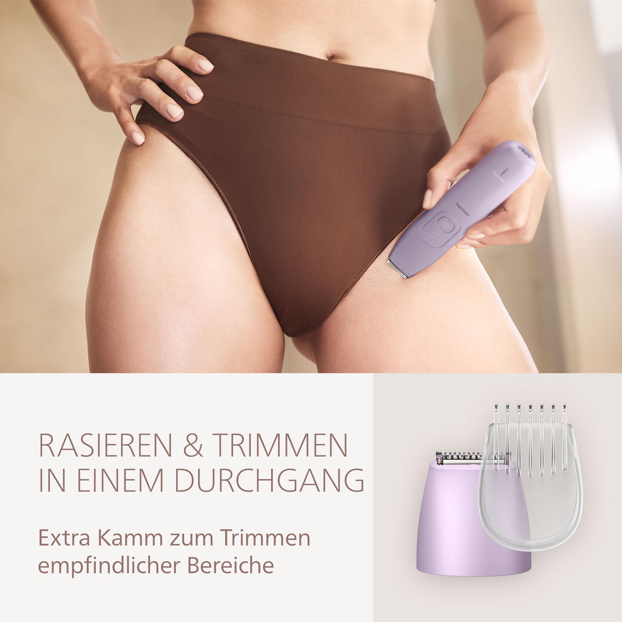 Eine Frau rasiert ihren Intimbereich mit einem lila Philips Trimmer. Sie trägt braune Unterwäsche. Ein zusätzlicher Kamm wird gezeigt.