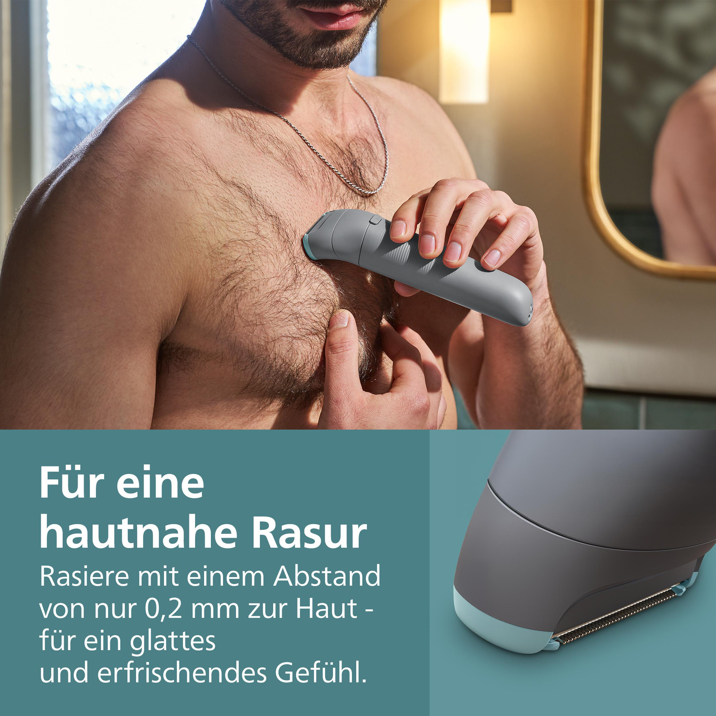 Ein Mann rasiert Brusthaare mit einem grauen Trimmer. Das Bild hat Text über hautnahes Rasieren.